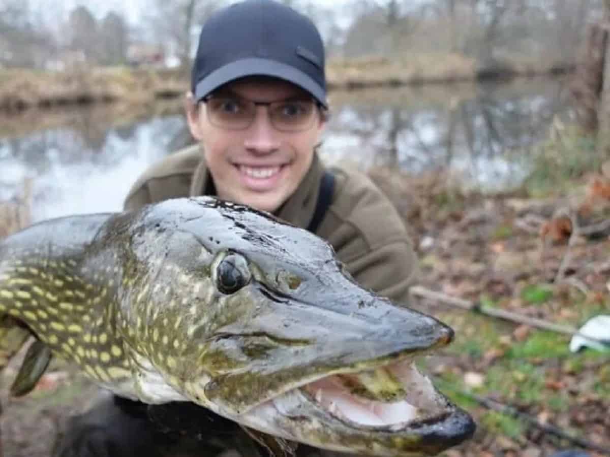 Angelguide Max Lösche mit einem schönen schwedischen Hecht