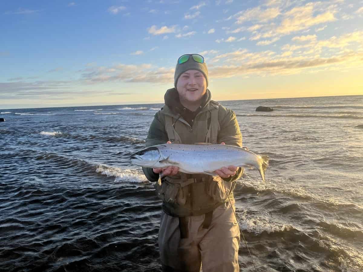 en fiskare med en fin havsöring tagen på Öland